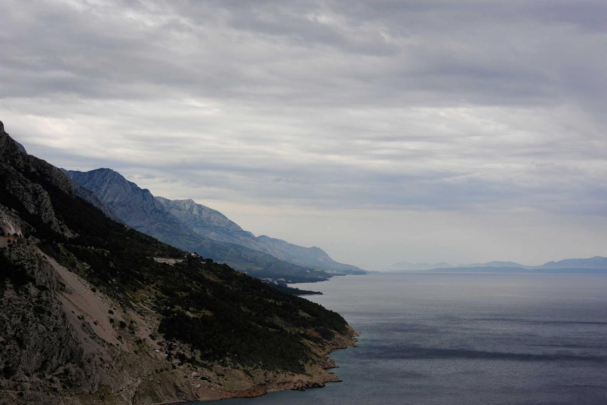 Village blanc des Cyclades surplombant la mer Égée